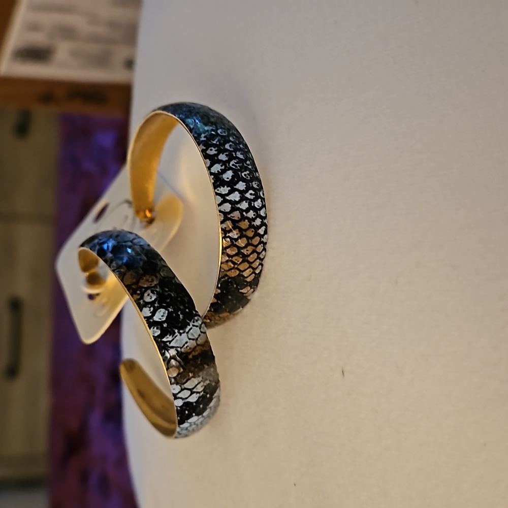 Intro snake skin like earrings